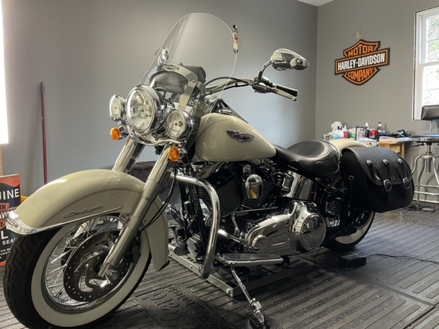 Click to view full screen Harley-Davidson | Softail Deluxe/Heritage/Fat Boy Windshield fits Nostalgic HD Detachable Brackets | 1988-2017 photo review